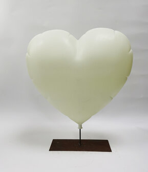 hart ballon polyresin op statief 