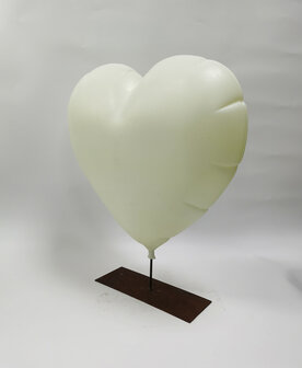 hart ballon polyresin op statief 