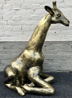 giraffe liggend goud polyester beeld