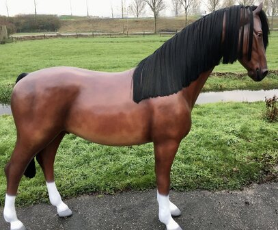 Levensgroot paard met nylon manen en staart 