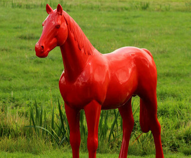 Levensgroot paard - hoogglans rood 