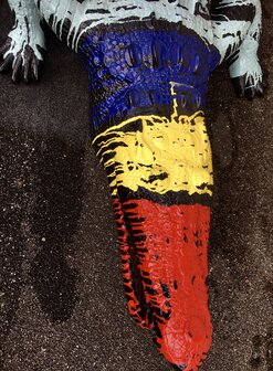 krokodil polyester kunst beeld dripping design   210cm