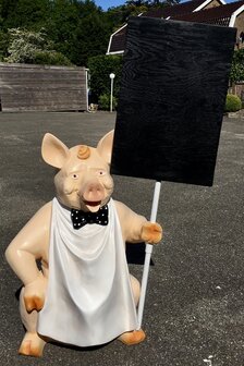 staand varken met krijtbord 