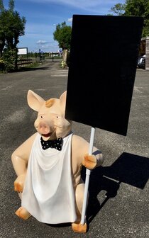 staand varken met krijtbord 