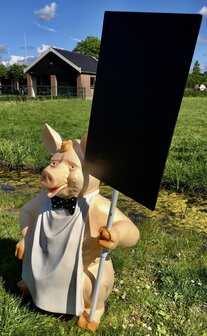staand varken met krijtbord 