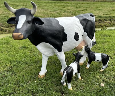 Koe beeld met 2 kalveren levensgroot 