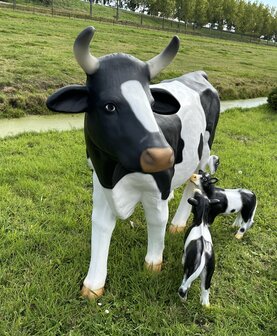 Koe beeld met 2 kalveren levensgroot 