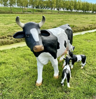 Koe beeld met 2 kalveren levensgroot 
