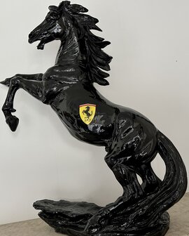 Steigerend paard  ferrari