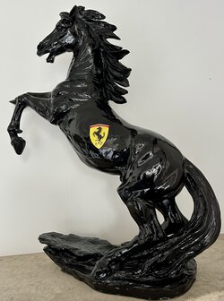 Steigerend paard  ferrari