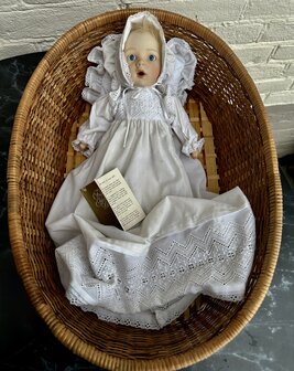 porseleinen doop pop Duimelot met kussen brocante wit