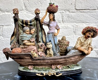 polyester beeld familie in boot 