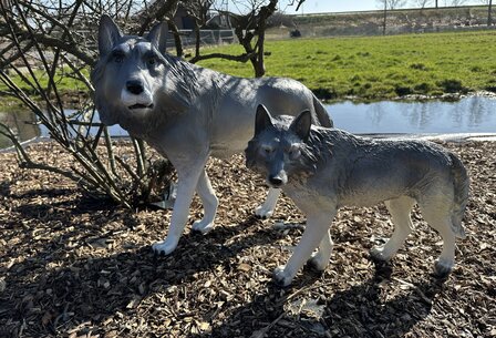 wolf staand polyester beeld