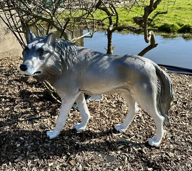wolf staand polyester beeld