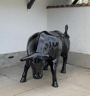Stier &ndash; Een Krachtig Kunstbeeld op Ware Grootte