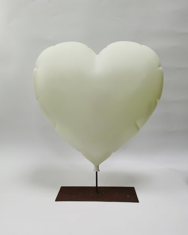 hart ballon polyresin op statief 