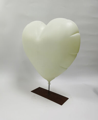 hart ballon polyresin op statief 