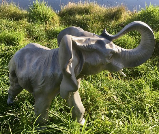 olifant  polyester beeld 