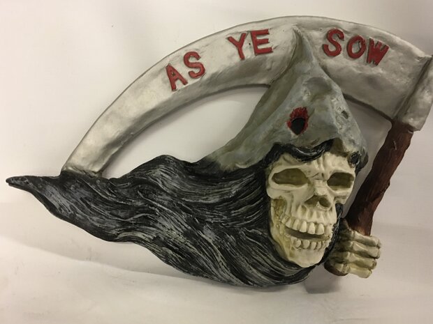  Skull met zeis as ye see40cm lang x 32cm hoog polyester beeld 