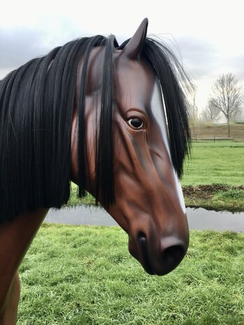 Levensgroot paard met nylon manen en staart 