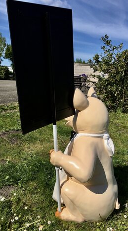 staand varken met krijtbord 