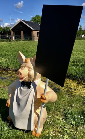 staand varken met krijtbord 