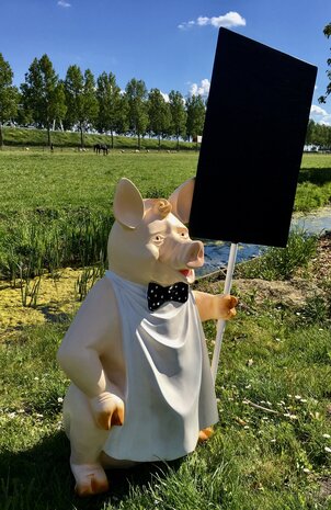 staand varken met krijtbord 