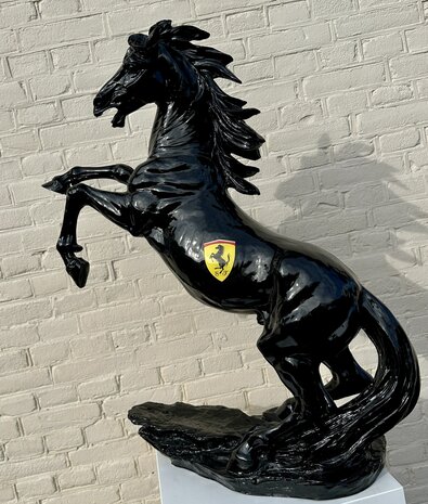 Steigerend paard  ferrari