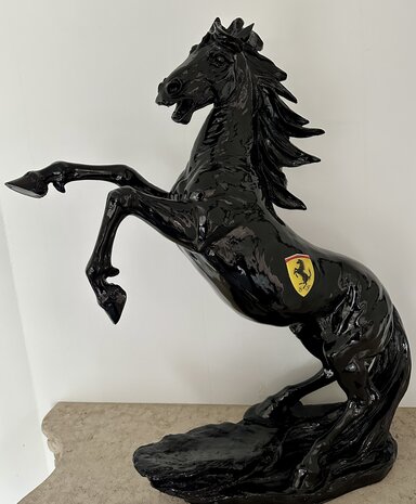 Steigerend paard  ferrari