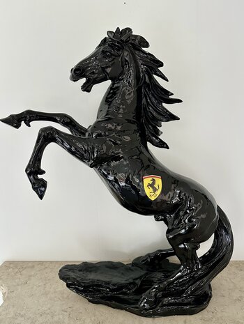 Steigerend paard  ferrari