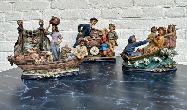 polyester beeld familie in boot 