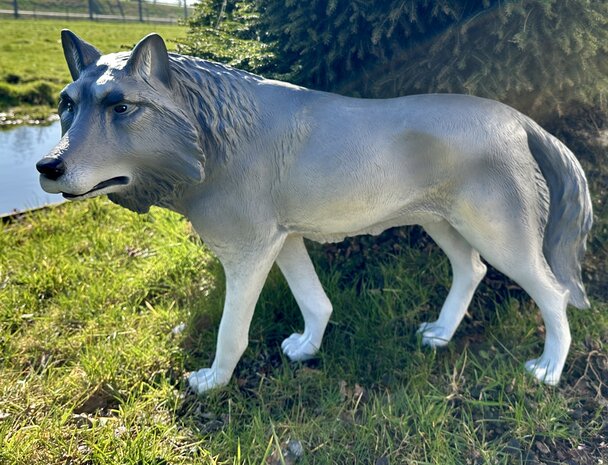 wolf staand polyester beeld