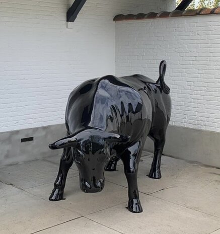 Stier &ndash; Een Krachtig Kunstbeeld op Ware Grootte