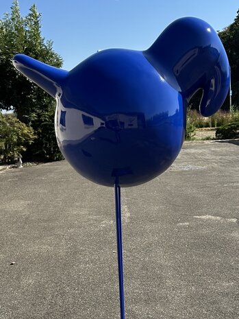 Vogel kunstwerk op metalen voet &ndash; blauw 