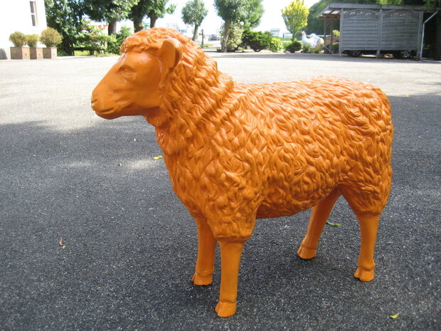 schaap beeld polyester oranje 