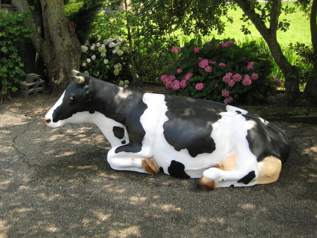 polyester beeld koe liggend