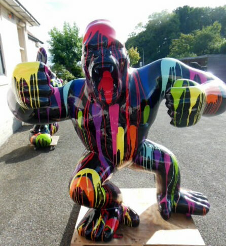 gorilla staand zwart kunst beeld met dripping design