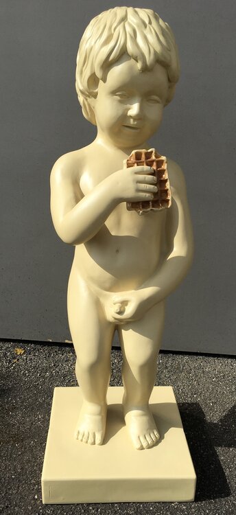 Manneken Pis XXL – Uniek Kunsthars Beeld (90 cm) met Belgische Wafel!