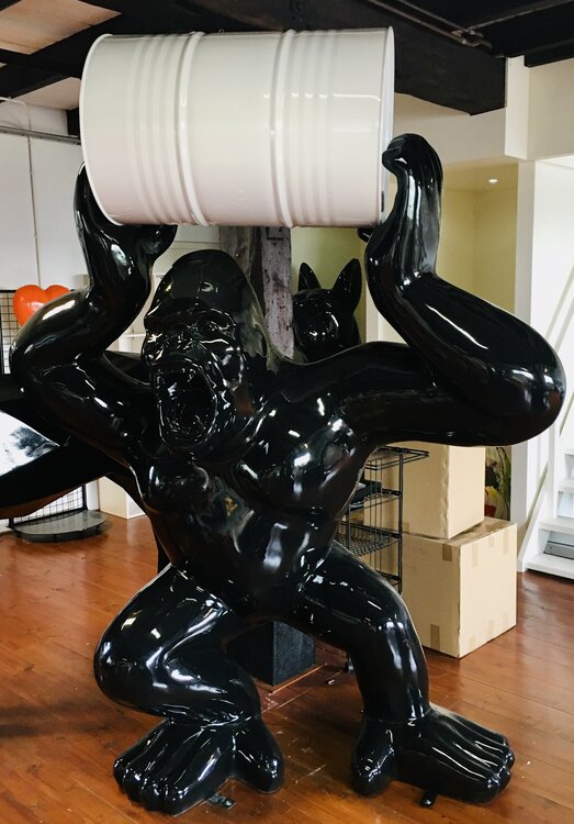 gorilla -woedende gorilla kong -zwart met losse metalen ton in wit