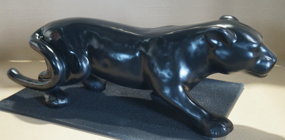 panter sluipend zwart