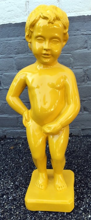 manneken pis kunsthars geel hoogglans 47cm