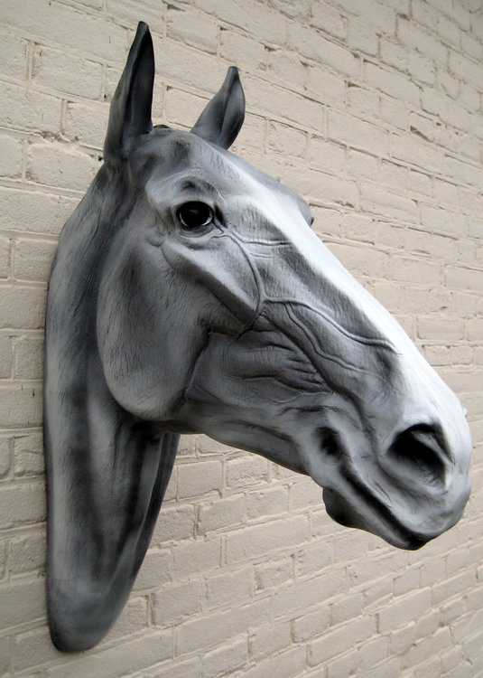 paardenhoofd polyester schimmel 82cm