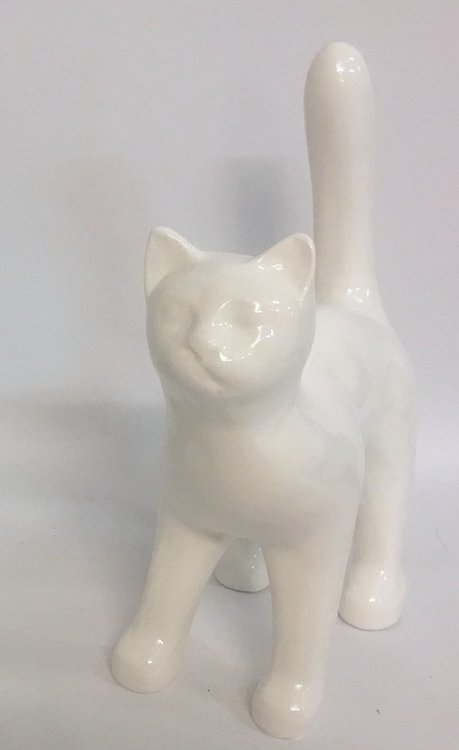 Kat met hoge rug kunsthars wit