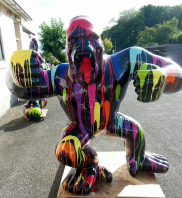 gorilla staand zwart kunst beeld met dripping design