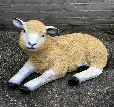 schaap liggend  polyester beeld