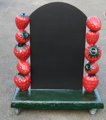 aardbeien stoepreclame  10 xl aardbeien met bord op wielen