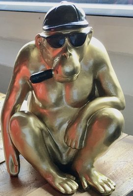 aap  pet en sigaar  goud kleur