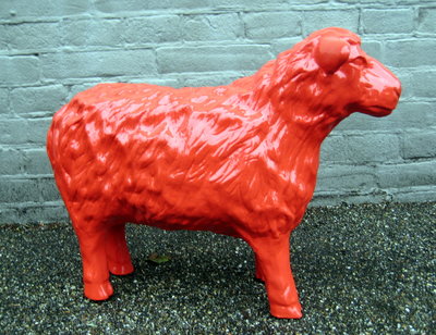 schaap 50cm polyester kunstbeeld rood