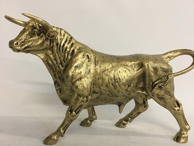 Stier  beeld  - goud kleur