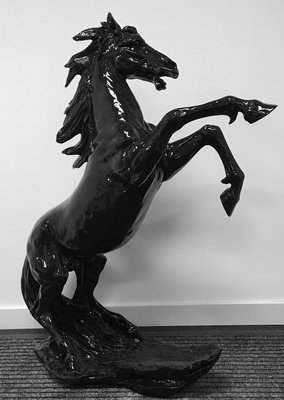 Steigerend paard 95cm hoog zwart
